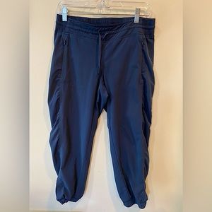 Athleta Cropped Pants- Size 6- excellent condition!